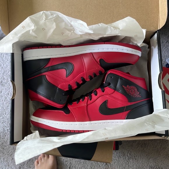 Air Jordan 1 MID Gym Red / Black White Size 10 - Picture 4 of 4